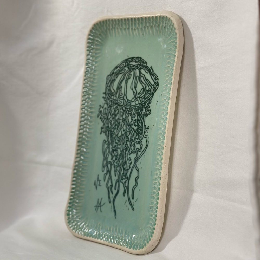 Studio pottery trinket tray. Green glaze with hand painted Jellyfish design. - Picture 3 of 14